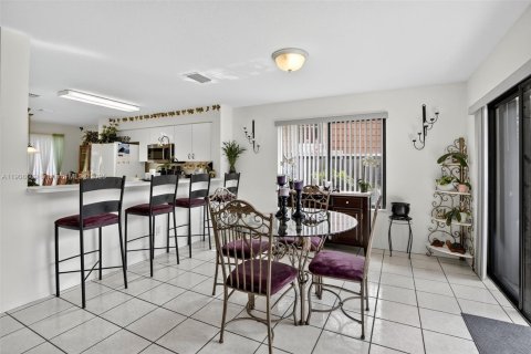 Townhouse in Davie, Florida 3 bedrooms, 153.1 sq.m. № 1965101 - photo 5