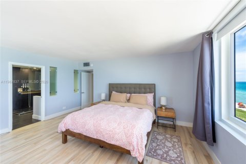 Condo in Miami Beach, Florida, 2 bedrooms № 2243956 - photo 18