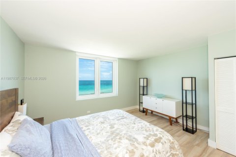 Condo in Miami Beach, Florida, 2 bedrooms № 2243956 - photo 23