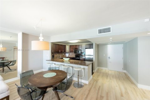 Condo in Miami Beach, Florida, 2 bedrooms № 2243956 - photo 14