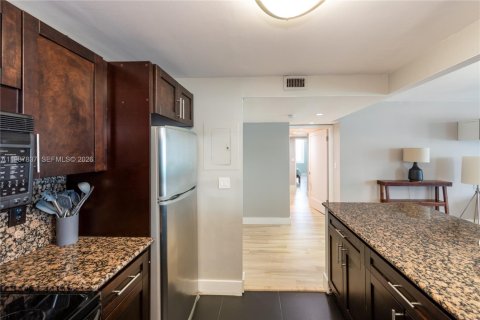 Condo in Miami Beach, Florida, 2 bedrooms № 2243956 - photo 16