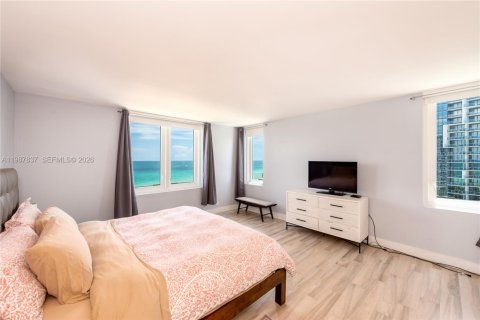 Condo in Miami Beach, Florida, 2 bedrooms № 2243956 - photo 7