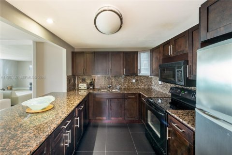 Condo in Miami Beach, Florida, 2 bedrooms № 2243956 - photo 15
