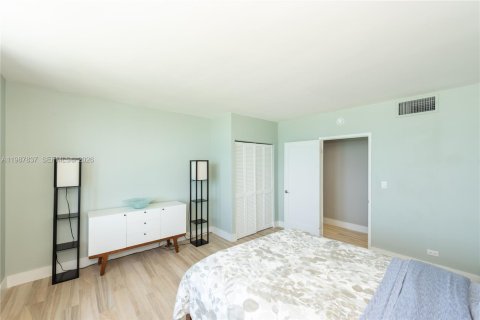 Condo in Miami Beach, Florida, 2 bedrooms № 2243956 - photo 24