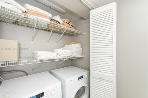 Condo in Miami Beach, Florida, 2 bedrooms № 2243956 - photo 27
