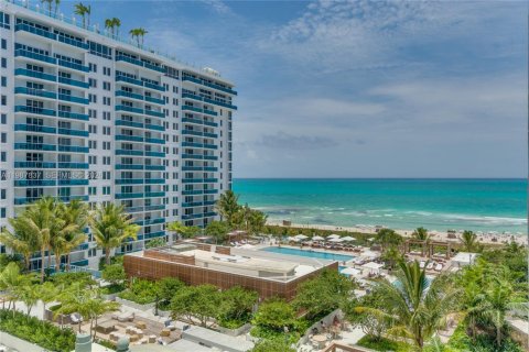 Condo in Miami Beach, Florida, 2 bedrooms № 2243956 - photo 2