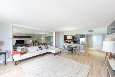 Condo in Miami Beach, Florida, 2 bedrooms № 2243956 - photo 12