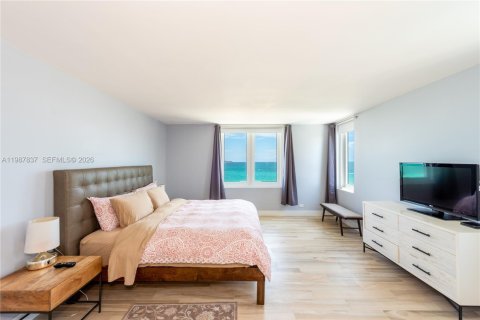 Condo in Miami Beach, Florida, 2 bedrooms № 2243956 - photo 17