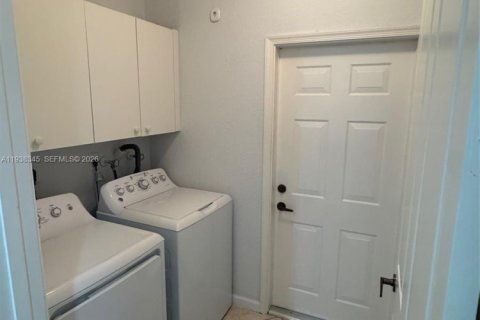 Снять в аренду таунхаус в Уэстон, Флорида 3 спальни, 144.93м2, № 1995881 - фото 17