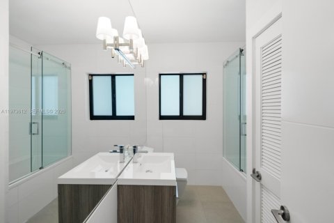 House in Miami Beach, Florida 3 bedrooms, 179.02 sq.m. № 2038596 - photo 17
