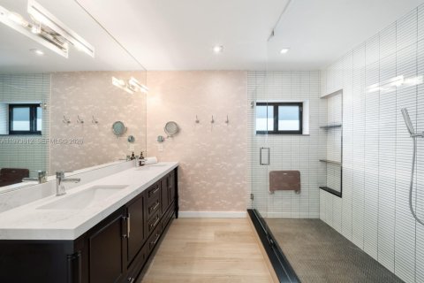 House in Miami Beach, Florida 3 bedrooms, 179.02 sq.m. № 2038596 - photo 15