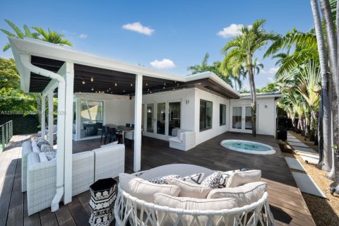 House in Miami Beach, Florida 3 bedrooms, 179.02 sq.m. № 2038596 - photo 24