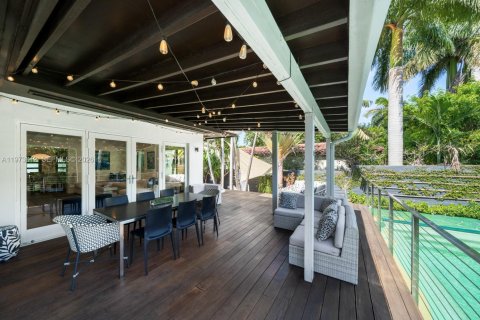 House in Miami Beach, Florida 3 bedrooms, 179.02 sq.m. № 2038596 - photo 23