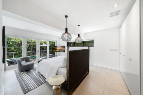 House in Miami Beach, Florida 3 bedrooms, 179.02 sq.m. № 2038596 - photo 13