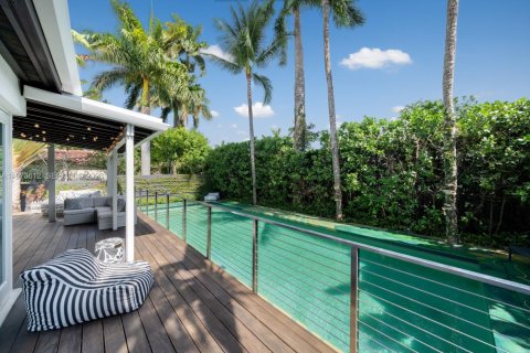House in Miami Beach, Florida 3 bedrooms, 179.02 sq.m. № 2038596