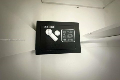 Снять в аренду квартиру в Майами, Флорида 2 спальни, 74.32м2, № 1922422 - фото 17