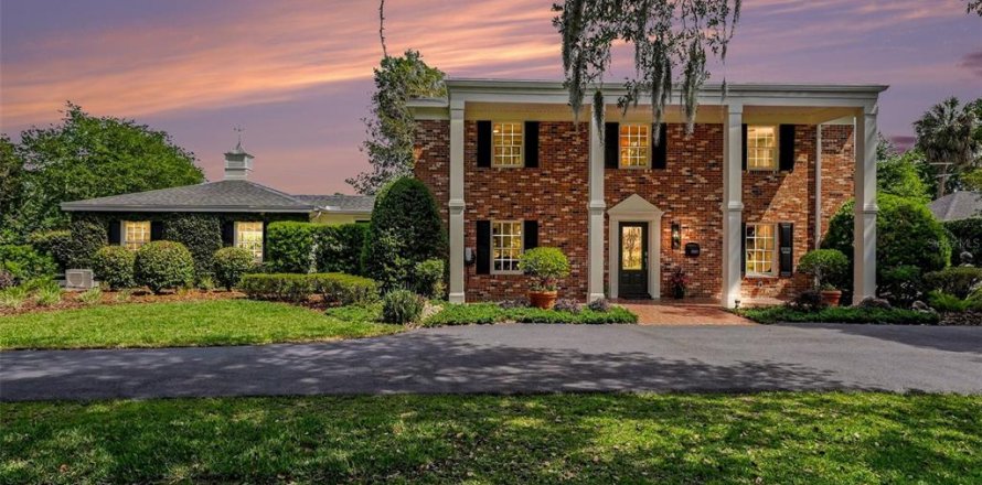 House in Dade City, Florida 6 bedrooms, 476.22 sq.m. № 2151465