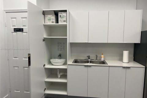 Commercial property in Miami, Florida № 1990407 - photo 30