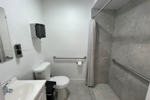 Commercial property in Miami, Florida № 1990407 - photo 17