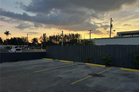 Commercial property in Miami, Florida № 1990407 - photo 2