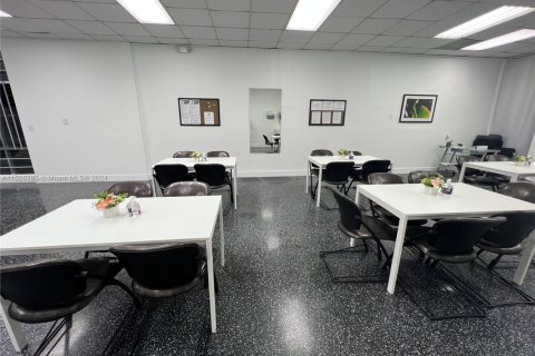 Commercial property in Miami, Florida № 1990407 - photo 10