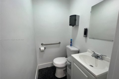 Commercial property in Miami, Florida № 1990407 - photo 24
