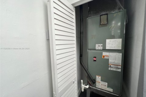 Commercial property in Miami, Florida № 1990407 - photo 22