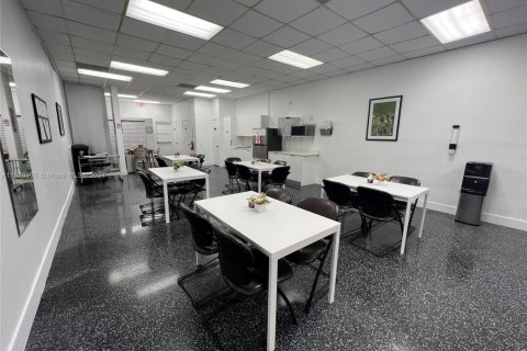 Commercial property in Miami, Florida № 1990407 - photo 8