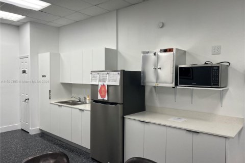 Commercial property in Miami, Florida № 1990407 - photo 12