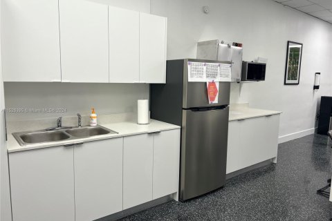 Commercial property in Miami, Florida № 1990407 - photo 14
