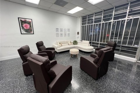 Commercial property in Miami, Florida № 1990407 - photo 5