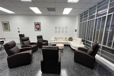 Commercial property in Miami, Florida № 1990407 - photo 4