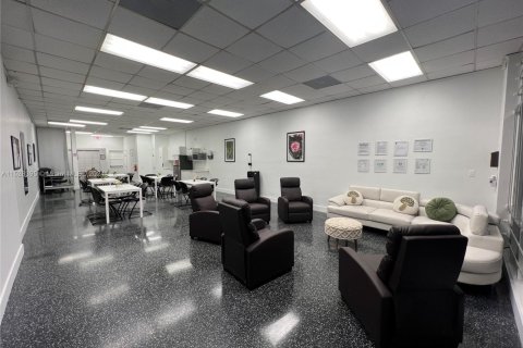 Commercial property in Miami, Florida № 1990407 - photo 3
