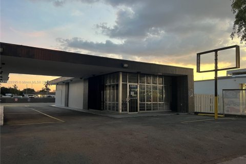 Commercial property in Miami, Florida № 1990407 - photo 1