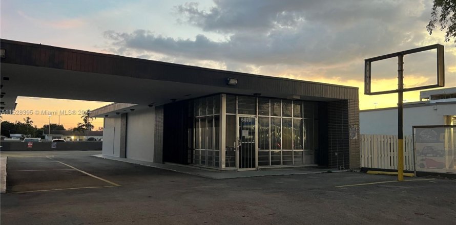 Commercial property in Miami, Florida № 1990407