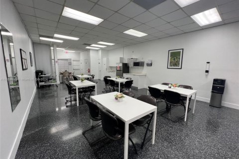 Commercial property in Miami, Florida № 1990407 - photo 7