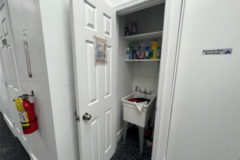 Commercial property in Miami, Florida № 1990407 - photo 16