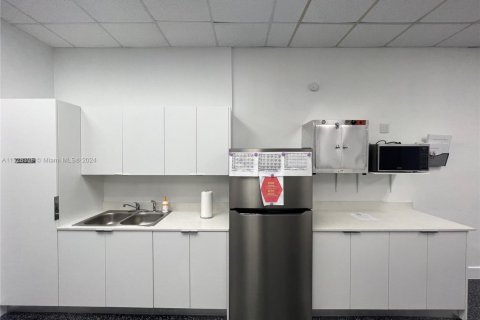 Commercial property in Miami, Florida № 1990407 - photo 13