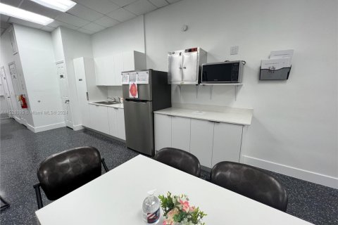 Commercial property in Miami, Florida № 1990407 - photo 11