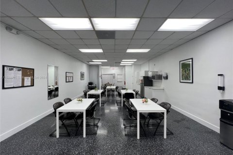 Commercial property in Miami, Florida № 1990407 - photo 6