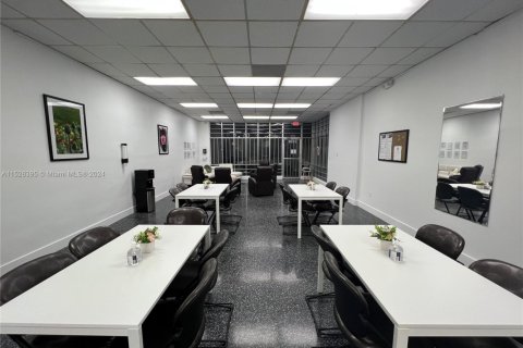 Commercial property in Miami, Florida № 1990407 - photo 28