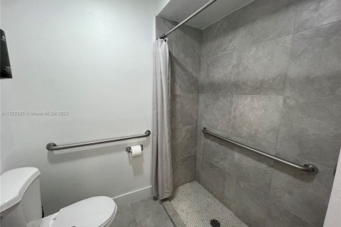 Commercial property in Miami, Florida № 1990407 - photo 18