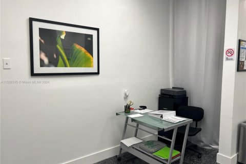 Commercial property in Miami, Florida № 1990407 - photo 15
