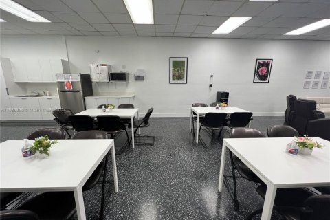 Commercial property in Miami, Florida № 1990407 - photo 9