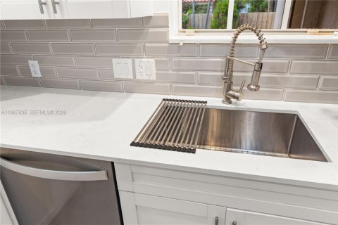 House in Miami, Florida 3 bedrooms, 104.61 sq.m. № 2028722 - photo 8