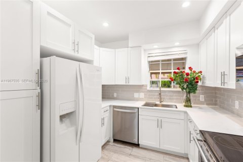 House in Miami, Florida 3 bedrooms, 104.61 sq.m. № 2028722 - photo 7