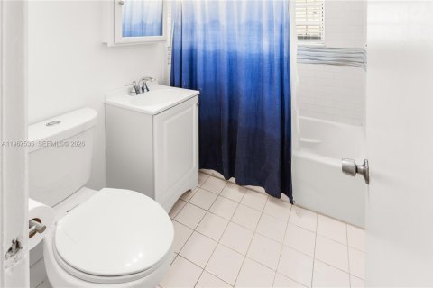 House in Miami, Florida 3 bedrooms, 104.61 sq.m. № 2028722 - photo 18