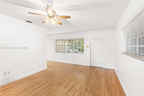 House in Miami, Florida 3 bedrooms, 104.61 sq.m. № 2028722 - photo 13