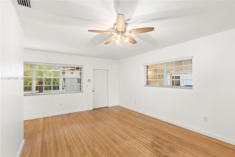 House in Miami, Florida 3 bedrooms, 104.61 sq.m. № 2028722 - photo 14