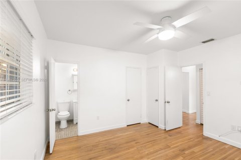 House in Miami, Florida 3 bedrooms, 104.61 sq.m. № 2028722 - photo 15